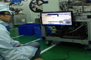 三瑞公司技術員在廣瀨電機（東莞）B2B連接器CCD調試現場